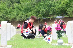 롯데건설, 현충일 앞두고 가족과 함께 현충원 봉사활동 진행