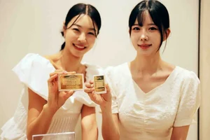 [포토] 신세계百, ‘대한민국 최초 백화점’ 상징 담은 스페셜 골드바 출시