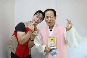 롯데이노베이트, 지역사회 어르신들에 AI 사진으로 청춘 선물