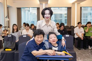 롯데재단, 뇌병변∙지체장애인에 맞춤형 보조기기 지원