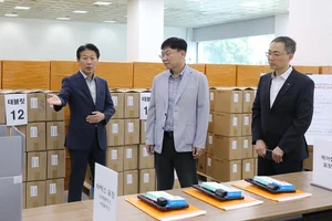 [포토] 2025 인구주택총조사용 태블릿 PC 사전 점검