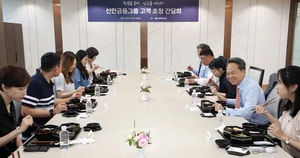 진옥동 신한금융 회장, 앱 파워유저와 간담회 진행