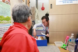 희망브리지, 쪽방촌 찾아 폭염·감염병 대응키트 전달