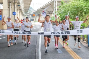 가수 션, 광복 80주년 81.5km 완주... 독립유공자 후손 위해 23억원 기부금 조성