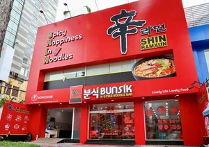 농심, 베트남에 ‘신라면 분식’ 오픈...'라면에 담긴 매콤한 행복' 전파