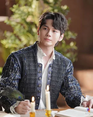 옹성우, 10만 표 돌파하며 정상…연극 무대로 매력 증명