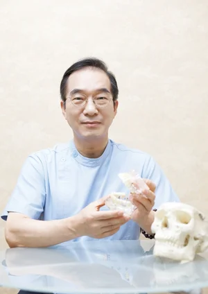 임플란트식립, 재수술 위험 줄이고 수명 늘려 오래 쓰려면?