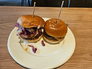 [냠냠뷰] 버거 손님 옆 버거 손님…BHC 치킨버거, 초장부터 잘 나간다