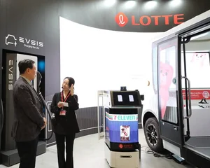 신동빈 롯데 회장, 재팬모빌리티쇼 참석해 미래 모빌리티 사업 점검