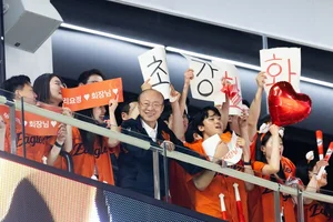 '낭만 구단주' 김승연 회장, 한국시리즈 준우승 이글스에 오렌지폰 선물