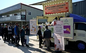 중앙공원 롯데캐슬 시그니처’ 입주예정자협의회, 근로자들에게 커피차 선물 이벤트