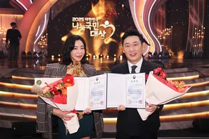 희망브리지 아너스클럽 배우 이혜영·방송인 이승윤, 보건복지부 장관 표창 수상