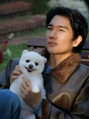 엄태구, 가을 감성 제대로 저격…팬들이 뽑은 따뜻한 배우 1위