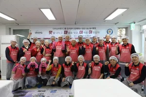 다이닝브랜즈, 임직원과 함께 '사랑의 김장’ 봉사
