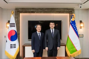 신한금융 진옥동 회장, 우즈베키스탄 사절단과 미래 협력 논의