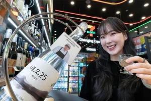 세븐일레븐, 흑백요리사 '최강록' 손잡고 프리미엄 소주 출시