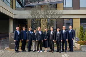  진옥동 회장까지 출동한 신한금융 첫 프리미엄 요양원 '쏠라체 홈 미사’ 개소