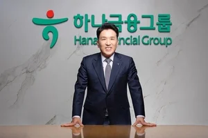 함영주 하나금융 회장, 실적발표 깜짝 등장..