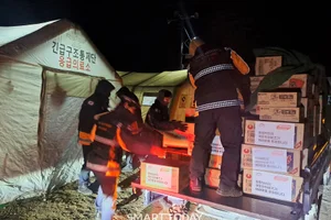 희망브리지, 경주 산불 현장 소방관·진화대원에 긴급 구호 물품 전달