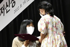 LG家 구연경·윤관 부부, 미공개 정보 이용 재판 1심 무죄