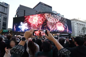 'K-쇼핑 랜드마크' 신세계百, 1월 외국인 매출 900억 돌파… 역대 최대치