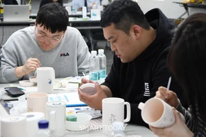 입사 첫 교육은 봉사활동으로… 삼표그룹 신입사원, 발달장애인과 도예 나눔