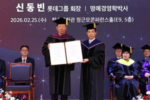 신동빈 롯데 회장, 카이스트 명예박사 학위 받아
'과학기술 기반 사회적 가치 창출 실행 등 공로 인정' 