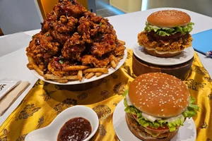 [현장] 후덕죽 손잡은 맘스터치, ‘지루한 피클 대신 짜사이’ 중화풍 버거 내놓는다