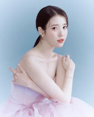 제이에스티나X아이유, 행운의 ‘클로비아’ 컬렉션 공개