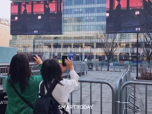 ‘안전 최우선’ BTS 공연 준비로 바쁜 광화문 일대…12시간 전에도 인파 북적