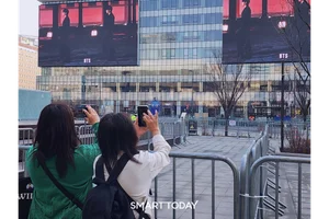 ‘안전 최우선’ BTS 공연 준비로 바쁜 광화문 일대…12시간 전에도 인파 북적