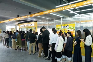 맘스터치, 라오스 MF 1호점 성황리 오픈…연내 6호점 확대 목표