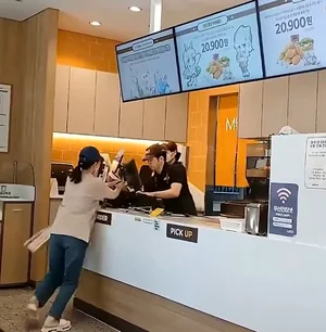 음료 리필 거부에 직원 폭행…'맘스터치 난동녀' 영상 확산 공분