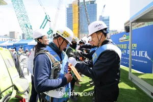  대우건설, 서울 도심 현장서 안전 캠페인…“추락사고 근절”