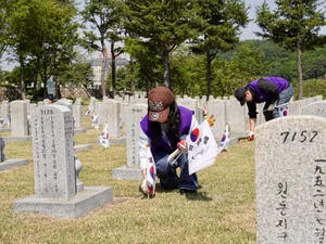 효성, 국립서울현충원 찾아 묘역 정화 봉사