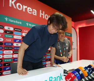 홍명보, 결국 사퇴...역대 월드컵 최하위 오명 남겨