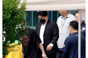 '음주 뺑소니' 가수 김호중, 5개월 조기 출소...이제 행복하자(?)