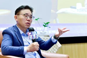중국 공세에 치인 화학업계..반도체 공급망 속으로