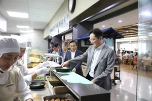 밖에선 2만원, 회사에선 1만원 미만…대기업 구내식당의 반전