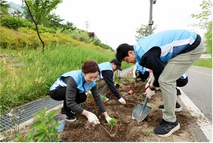대우건설, 'BETTER TOGETHER'로 사회적 가치 확산...중랑천 생태복원부터 체코 소방차 기증까지