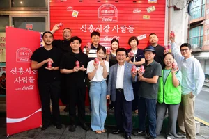 코카콜라와 골목상권의 따뜻한 동행… 해방촌 신흥시장이 전시장이 되다