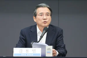 '코스피 1만 외치던' 김용범 청와대 정책실장 사퇴