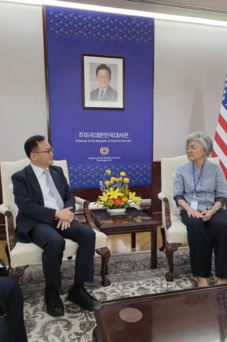 미국 워싱턴DC 주미국 대한민국 대사관에서 명노현 LS 부회장(왼쪽)과 강경화 주미 한국대사가 한미 전략산업 발전을 위한 협력 방안을 논의하고 있다. LS 제공