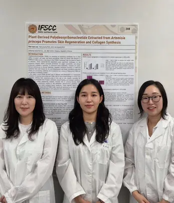 애경산업은 9월 28일부터 10월 1일까지 호주에서 열리는 ‘2026 세계화장품학회(IFSCC Congress)’에서 화장품 소재 및 처방 기술과 관련된 연구성과 3건을 포스터 발표한다. 주요 연구성과인 ‘독자 식물성 PDRN 소재 발굴 연구’ 포스터 앞에서 애경산업 화장품연구부문 뷰티융합연구팀 이혜숙 연구원(왼쪽에서 첫 번째)과 서상아 연구원(왼쪽에서 두 번째), 스킨케어연구팀 곽윤희 연구원(왼쪽에서 세 번째) 등이 기념촬영을 하고 있다. / 출처=애경산업 제공