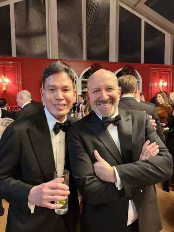 12일(현지시간) 미국 워싱턴DC에서 열린 부통령 주최 성탄절 기념 만찬에서 정용진(왼쪽) 신세계그룹 회장이 만난 하워드 러트닉 미국 상무장관. 신세계그룹 제공