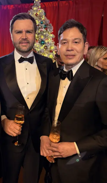정용진(오른쪽) 신세계그룹 회장이 12일(현지시간) 미국 워싱턴DC에서 열린 부통령 주최 성탄절 기념 만찬에서 J.D. 밴스 부통령과 만났다. 신세계그룹 제공
