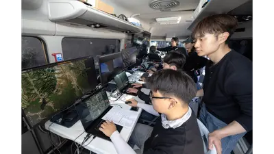 사람 한 명이 22대 동시 지휘…대한항공, 국산 AI 드론 자율 군집타격 시연 성공