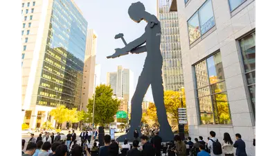 광화문 해머링맨 아래 재즈의 선율이