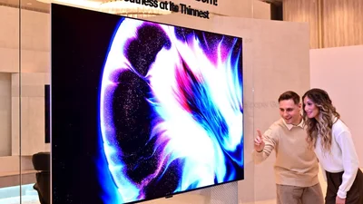 LG전자, 연필 한 자루 두께에 스피커까지 내장 '초슬림' 무선 월페이퍼 TV 공개
