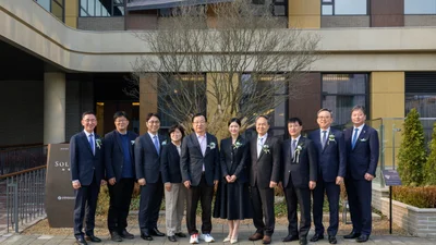  진옥동 회장까지 출동한 신한금융 첫 프리미엄 요양원 '쏠라체 홈 미사’ 개소